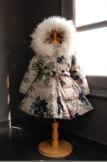 Geaca Belair cu gluga imblanita si motive florale Geaca Belair cu gluga imblanita si motive florale