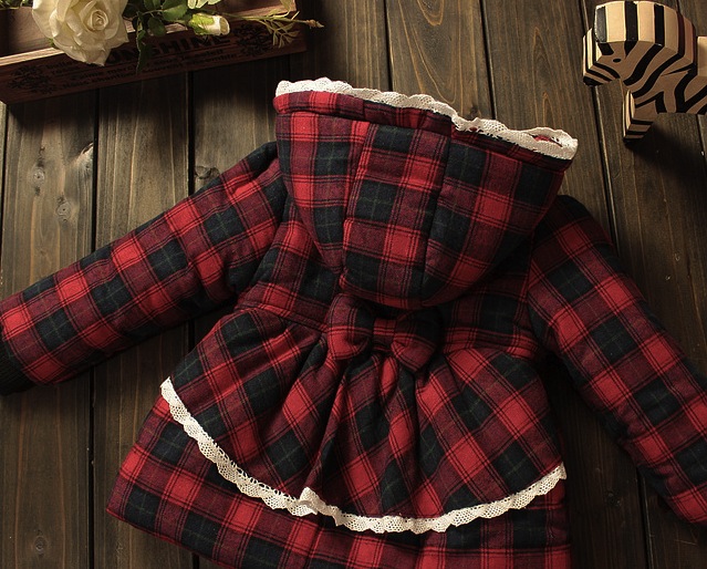 Geaca Helene in carouri si cu broderie pe gluga 1 Geaca Helene in carouri si cu broderie pe gluga 1