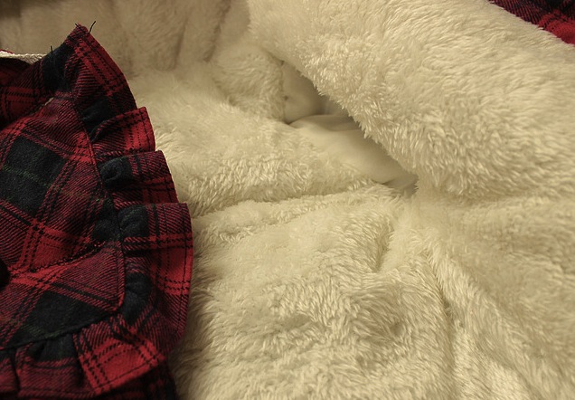 Geaca Helene in carouri si cu broderie pe gluga 7 Geaca Helene in carouri si cu broderie pe gluga 7