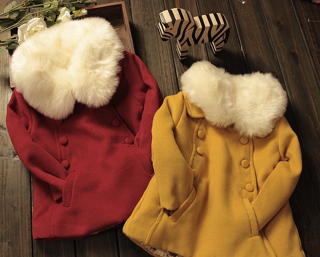 Jacheta Maddy cu guler pufos din blanita