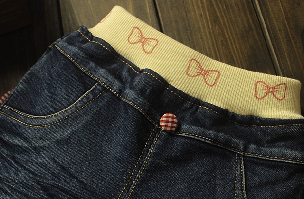 Jeans Amalia cu ursulet aplicat pe picior 2 Jeans Amalia cu ursulet aplicat pe picior 2