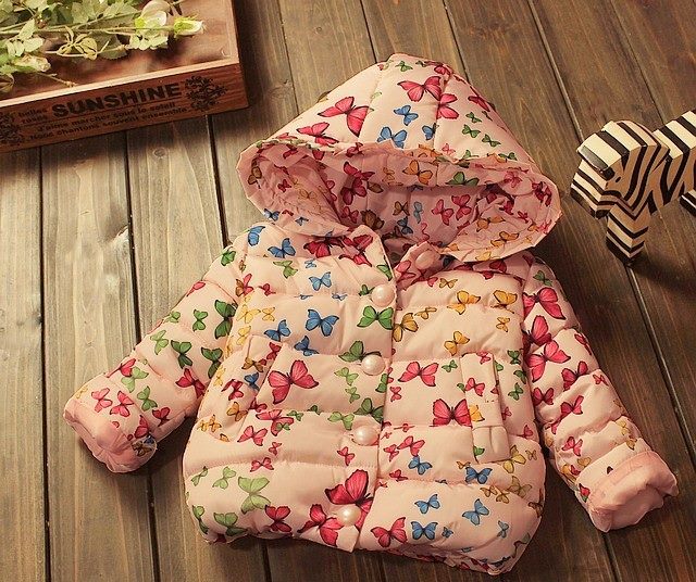 Geaca Aida cu fluturi imprimati si gluga