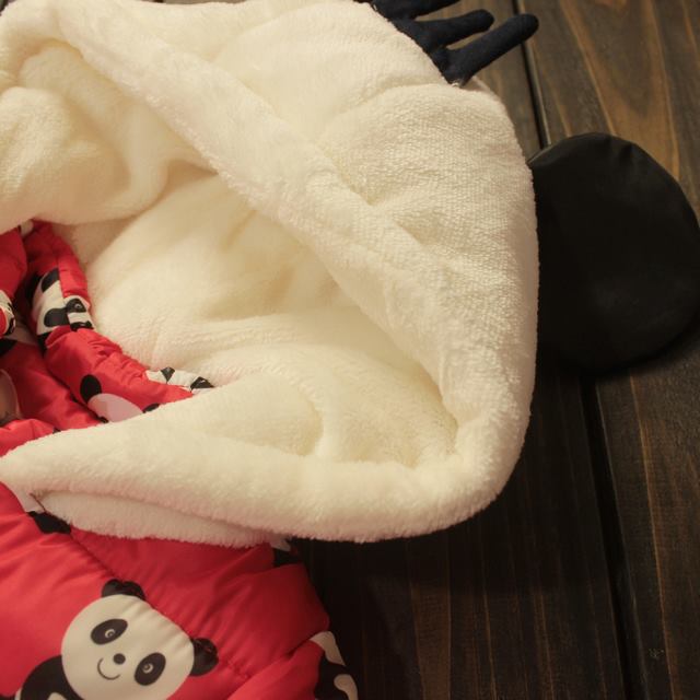 Geaca Andrea cu gluga si cu ursuleti panda imprimati Geaca Andrea cu gluga si cu ursuleti panda imprimati