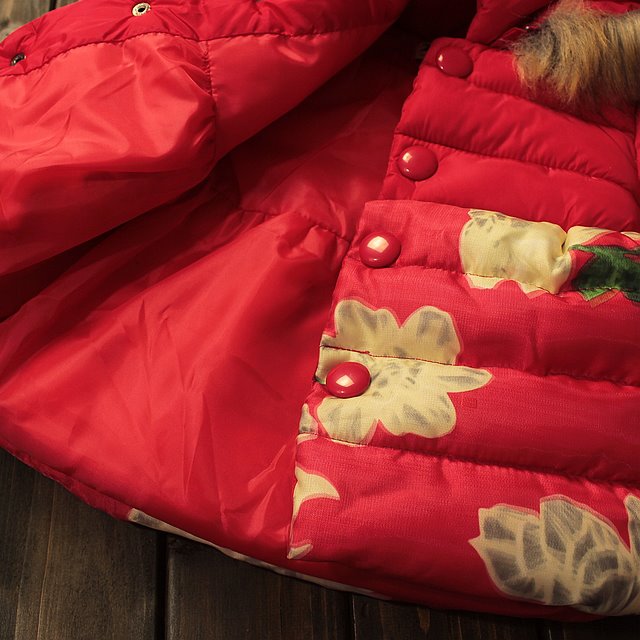 Geaca Karlie cu gluga generoasa, puf si flori Geaca Karlie cu gluga generoasa, puf si flori