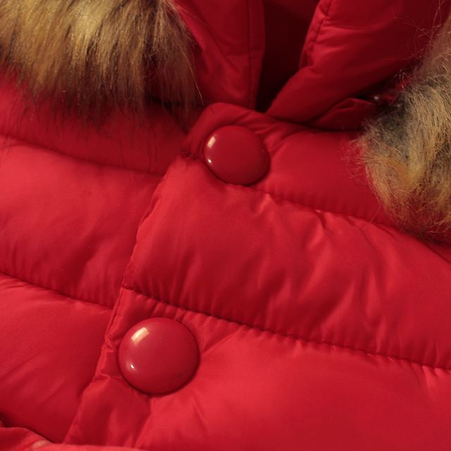 Geaca Karlie cu gluga generoasa, puf si flori Geaca Karlie cu gluga generoasa, puf si flori