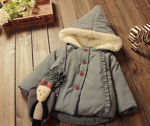 Geaca de iarna imblanita cu gluga si margini fronsate - Natalia Geaca de iarna imblanita cu gluga si margini fronsate - Natalia