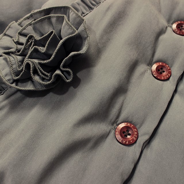 Geaca de iarna imblanita cu gluga si margini fronsate - Natalia Geaca de iarna imblanita cu gluga si margini fronsate - Natalia