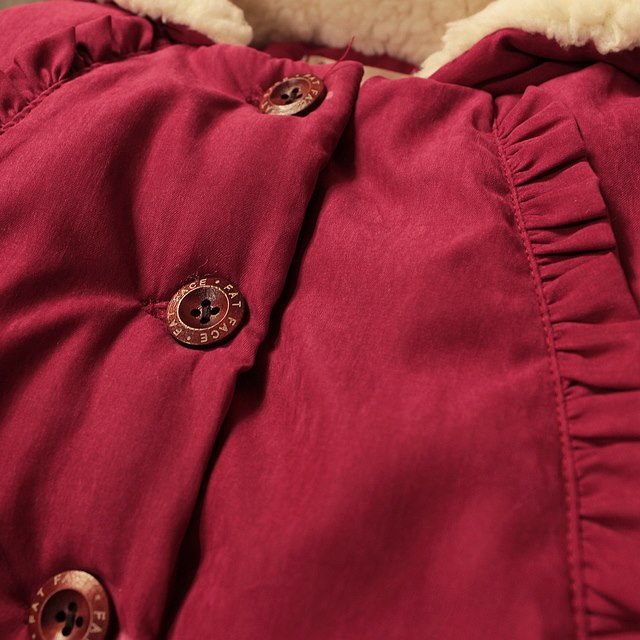 Geaca de iarna imblanita cu gluga si margini fronsate - Natalia Geaca de iarna imblanita cu gluga si margini fronsate - Natalia