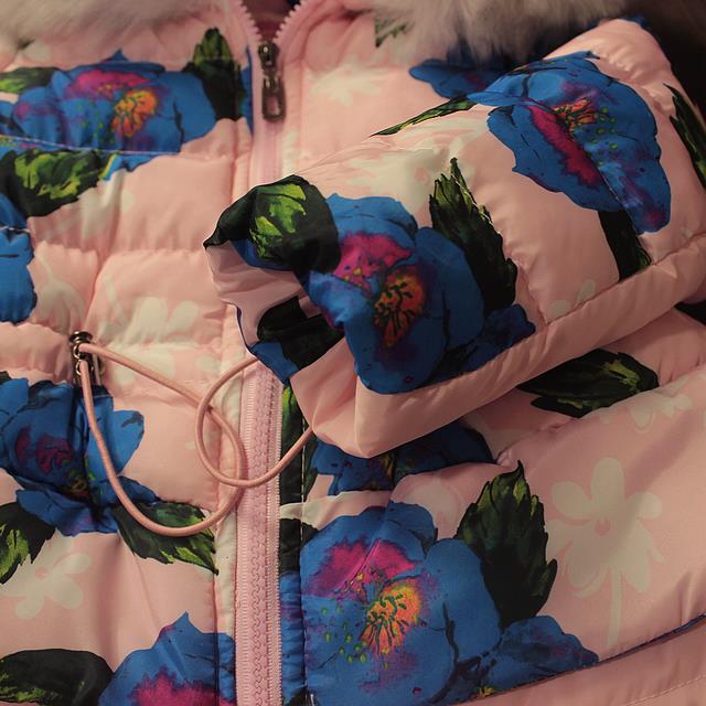 Geaca iarna cu imprimeu floral si gluga model Carlotta Geaca iarna cu imprimeu floral si gluga model Carlotta