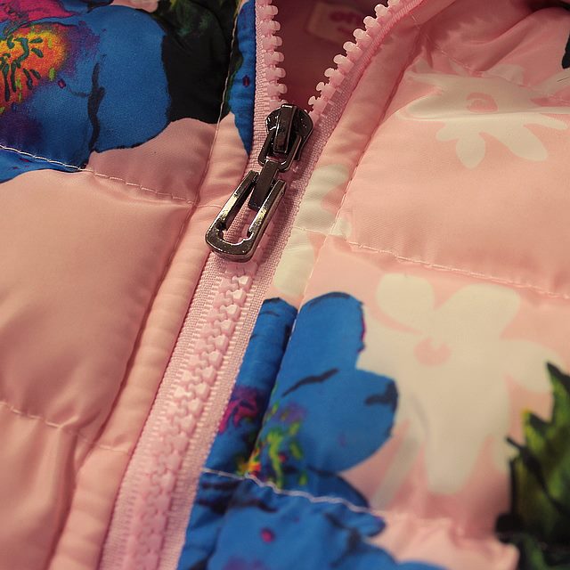 Geaca iarna cu imprimeu floral si gluga model Carlotta Geaca iarna cu imprimeu floral si gluga model Carlotta