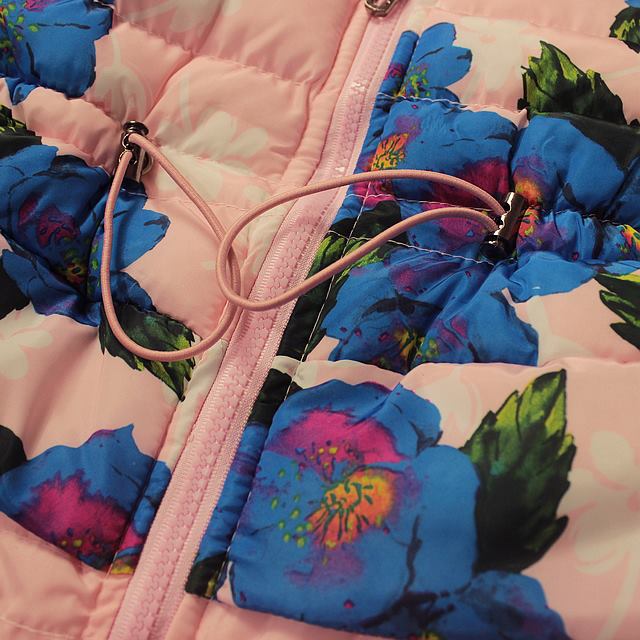 Geaca iarna cu imprimeu floral si gluga model Carlotta Geaca iarna cu imprimeu floral si gluga model Carlotta