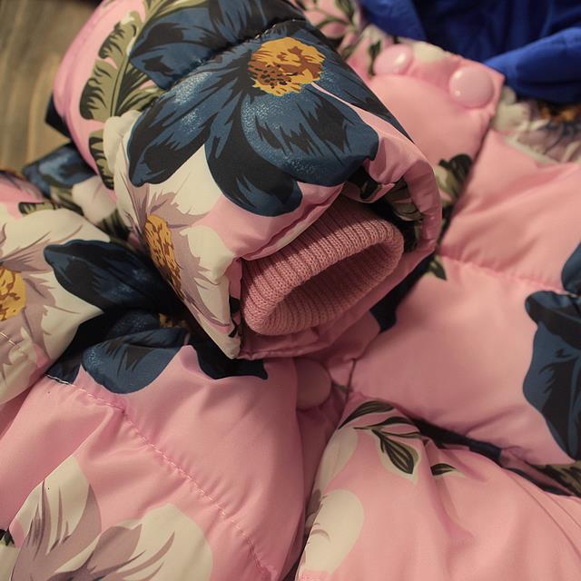 Geaca inflorata cu fular detasabil si gluga model Lina Geaca inflorata cu fular detasabil si gluga model Lina