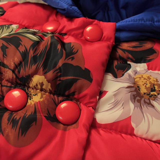 Geaca inflorata cu fular detasabil si gluga model Lina Geaca inflorata cu fular detasabil si gluga model Lina