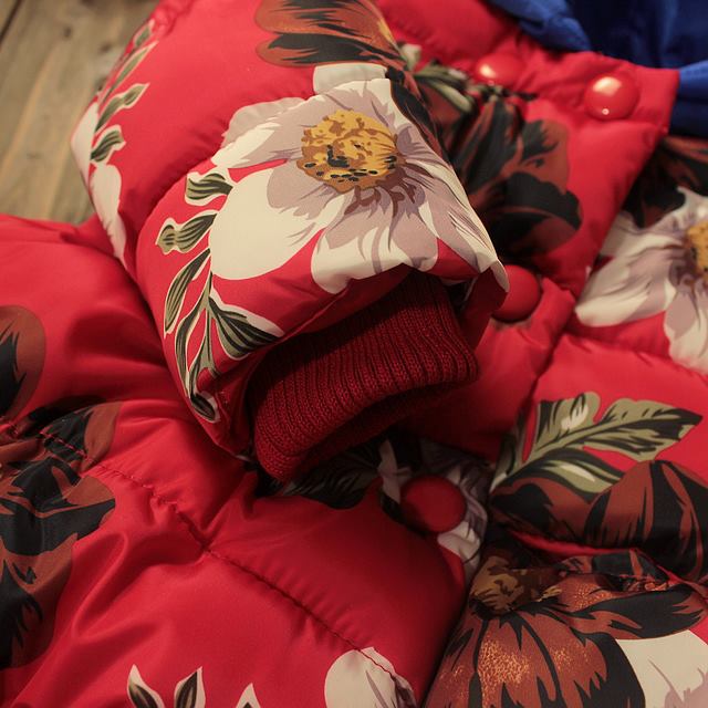 Geaca inflorata cu fular detasabil si gluga model Lina Geaca inflorata cu fular detasabil si gluga model Lina