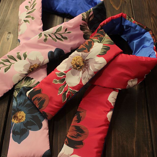 Geaca inflorata cu fular detasabil si gluga model Lina Geaca inflorata cu fular detasabil si gluga model Lina