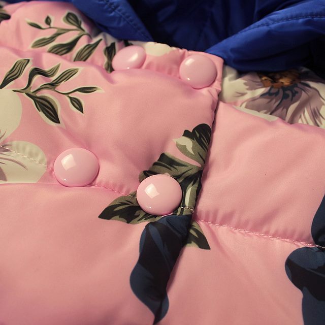 Geaca inflorata cu fular detasabil si gluga model Lina Geaca inflorata cu fular detasabil si gluga model Lina