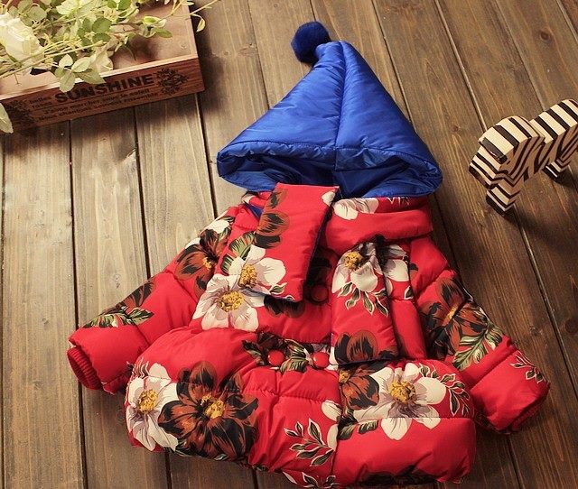 Geaca inflorata cu fular detasabil si gluga model Lina Geaca inflorata cu fular detasabil si gluga model Lina