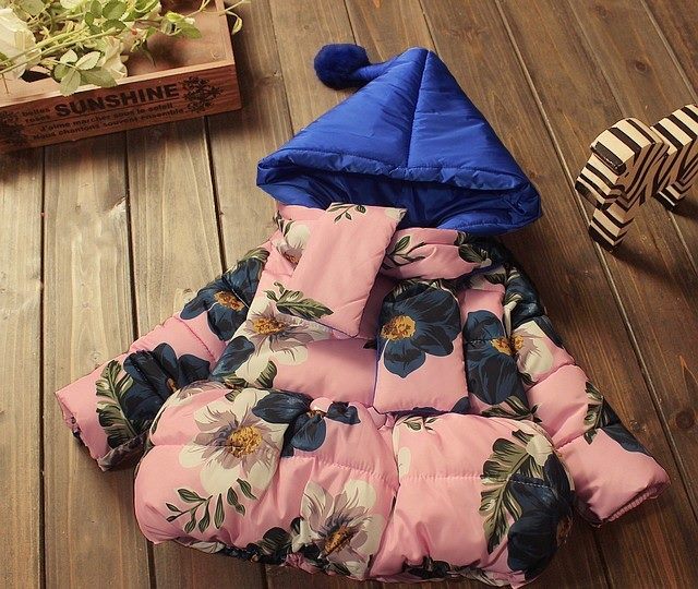 Geaca inflorata cu fular detasabil si gluga model Lina Geaca inflorata cu fular detasabil si gluga model Lina