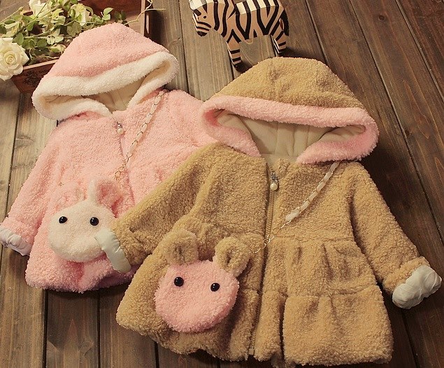 Jacheta pufoasa cu gluga si gentuta model Helaine