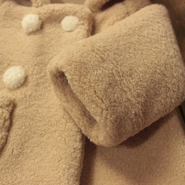 Jacheta pufoasa cu gluga si urechiuse model Elda Jacheta pufoasa cu gluga si urechiuse model Elda