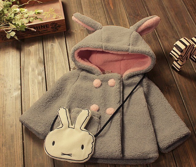 Jacheta pufoasa cu gluga si urechiuse model Elda