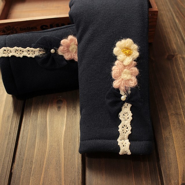 Pantaloni cu captuseala imblanita si aplicatii brodate - Elda Pantaloni cu captuseala imblanita si aplicatii brodate - Elda