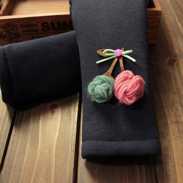 Pantaloni cu captuseala imblanita si aplicatii brodate - Elda Pantaloni cu captuseala imblanita si aplicatii brodate - Elda