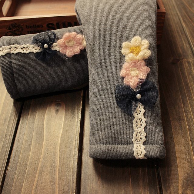 Pantaloni cu captuseala imblanita si aplicatii brodate - Elda Pantaloni cu captuseala imblanita si aplicatii brodate - Elda