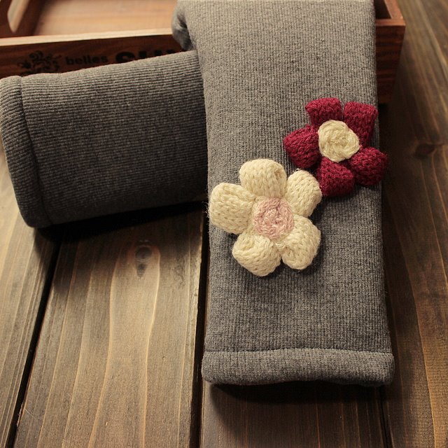 Pantaloni cu captuseala imblanita si aplicatii brodate - Elda Pantaloni cu captuseala imblanita si aplicatii brodate - Elda